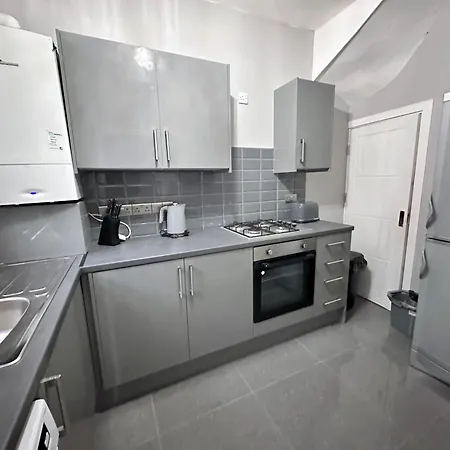 Modernised 3 Bedroom House, Lascelle ليدز
