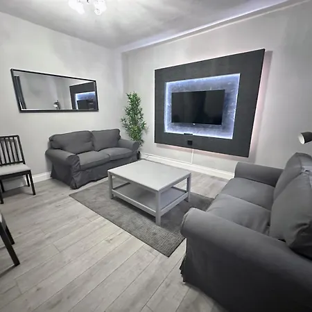 Modernised 3 Bedroom House, Lascelle بيت للعطل