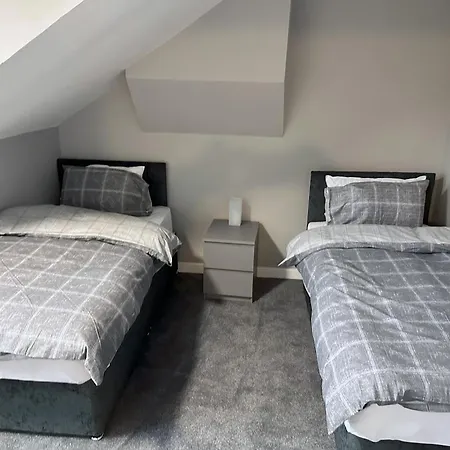 Modernised 3 Bedroom House, Lascelle ليدز