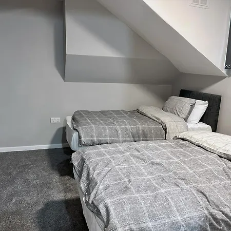 Modernised 3 Bedroom House, Lascelle * ليدز